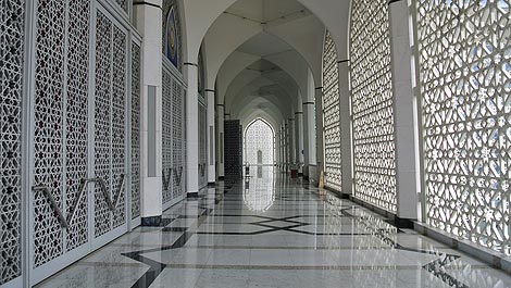Blue-Mosque-Sultan-Salahuddin-Abdul-Aziz-Shah-Mosque-hallway-470